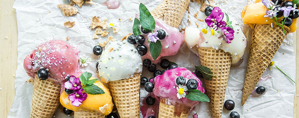 färgglada glassar och sommarbär