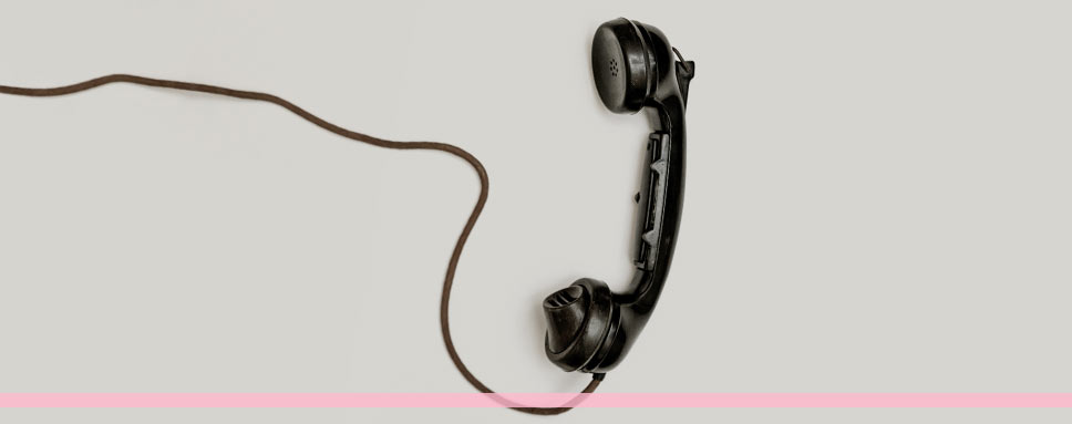 Gammaldags telefon mot vit bakgrund, Amendo