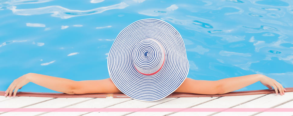 Tjej i pool bärandes randig solhatt, Amendo