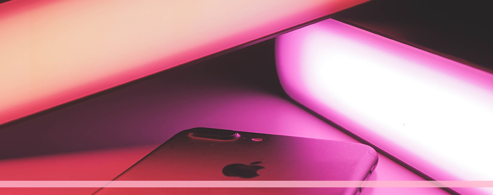 Mobil och neonlampor mot rosa bakgrund, artificiell intelligens, Amendo