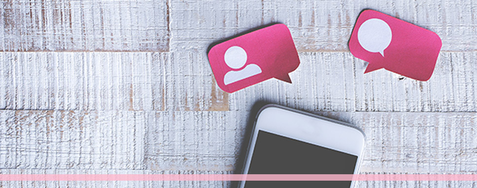 Mobiltelefon och rosa lappar med social medier ikoner mot vit bakgrund, rekrytering i sociala medier, Amendo