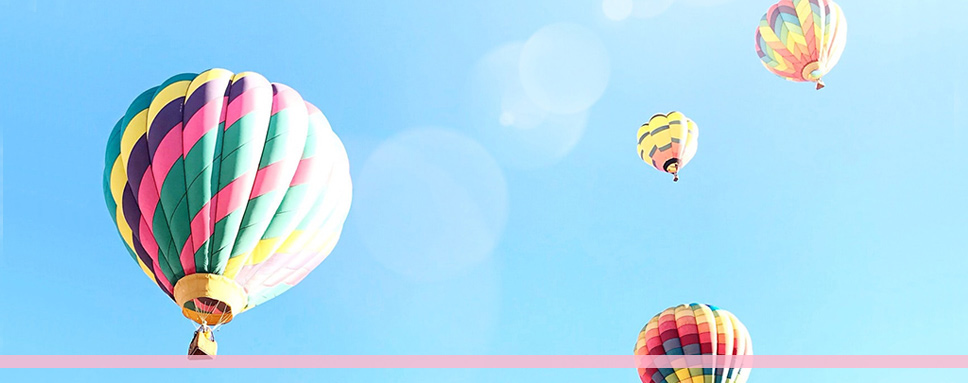 Färgglada luftballonger mot blå himmel, välkommen hösten 2020, Amendo