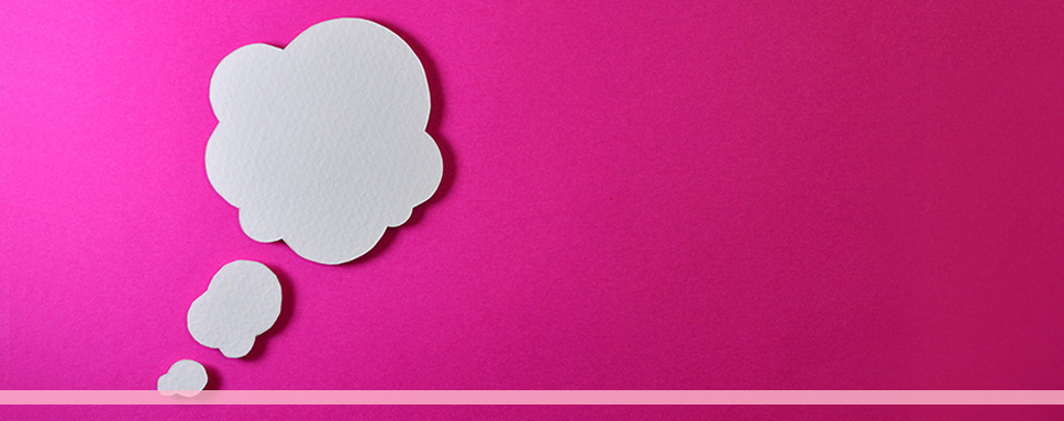 Vit pratbubbla i papper mot rosa bakgrund, i huvudet på en marketing manager, Amendo