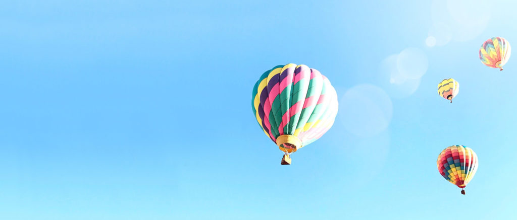 Färgglada luftballonger mot blå himmel, Amendo Bemanning och Rekrytering