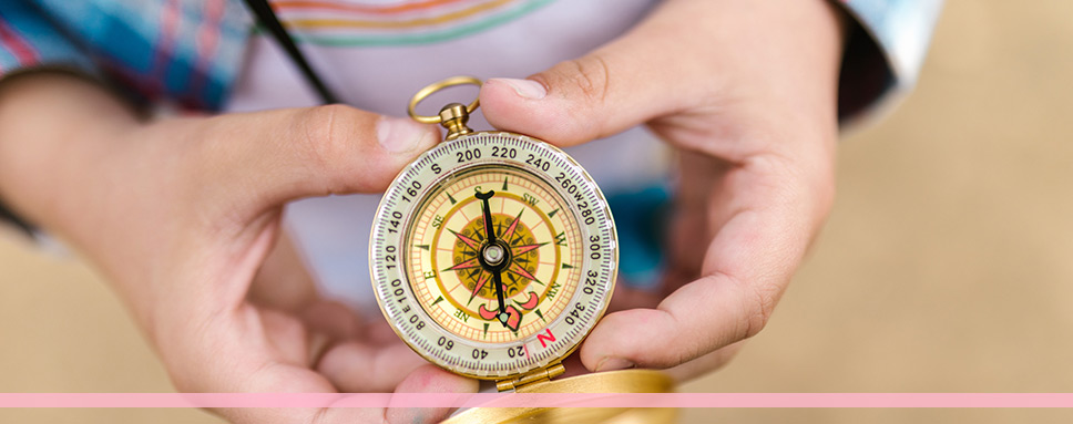Gulkompass i händer.