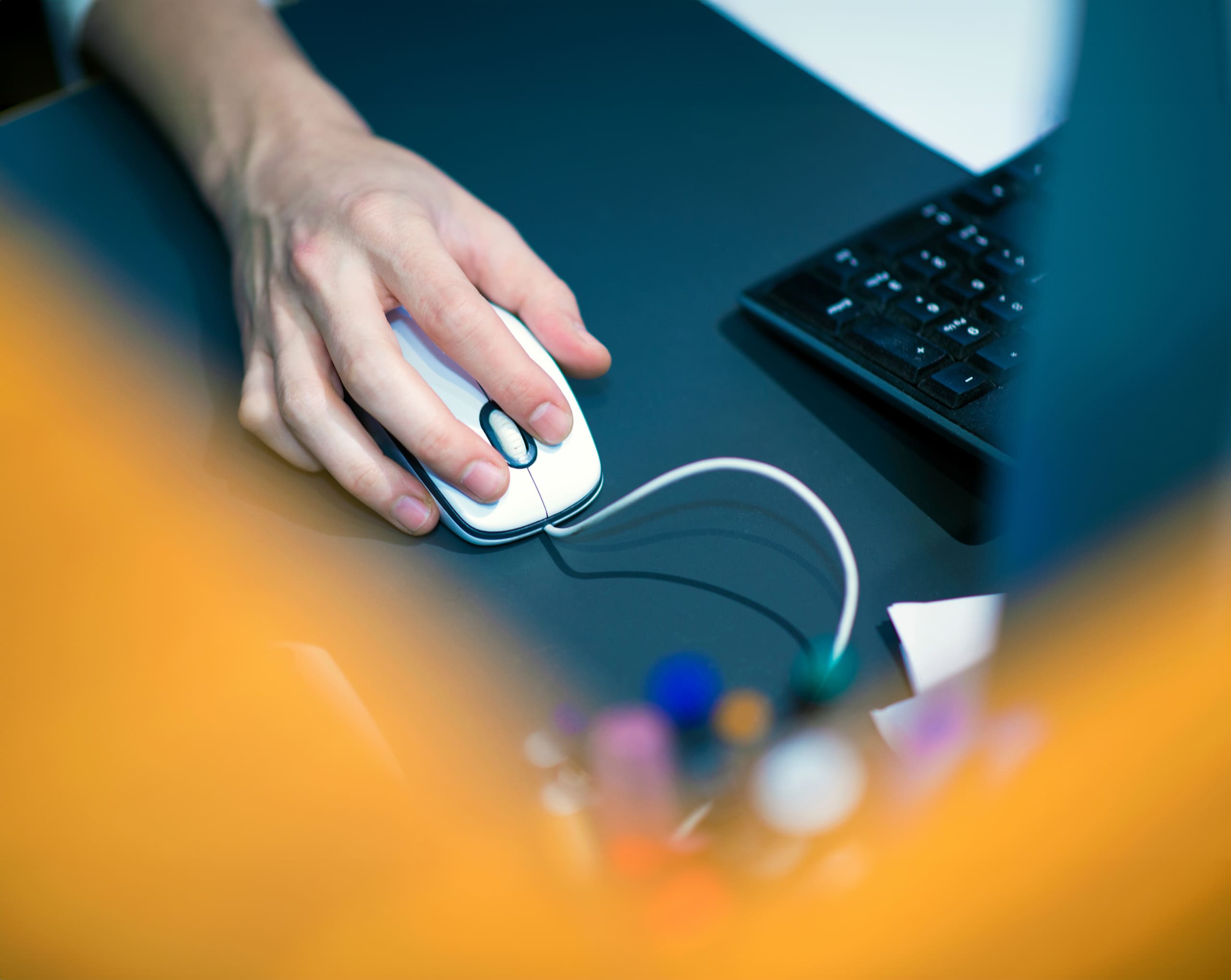 Datamus på blått skrivbord.
