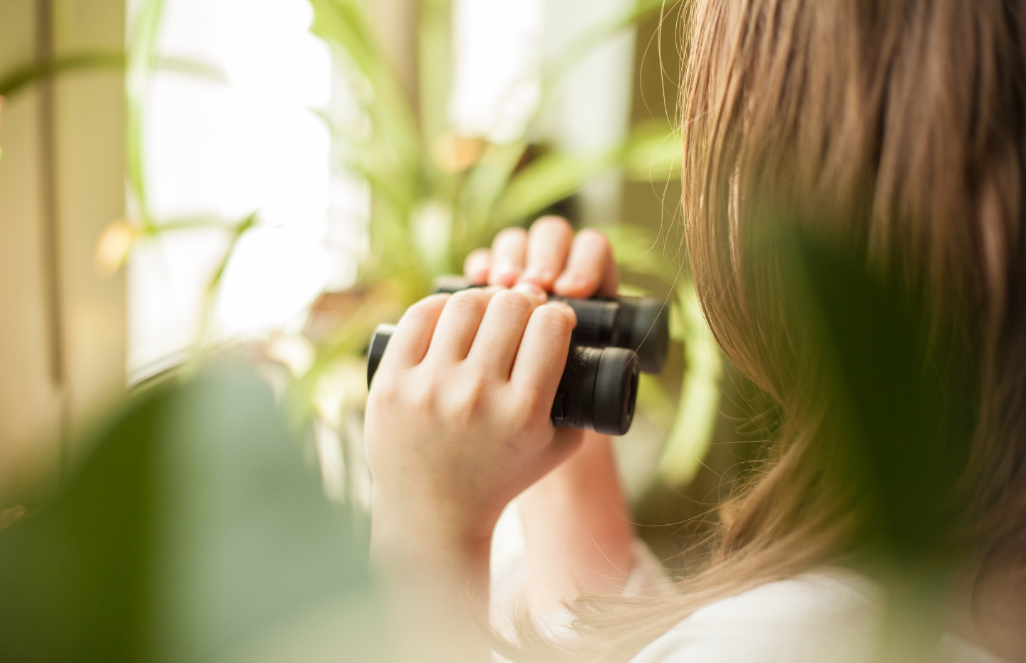 Kvinna som tittar i kikare.