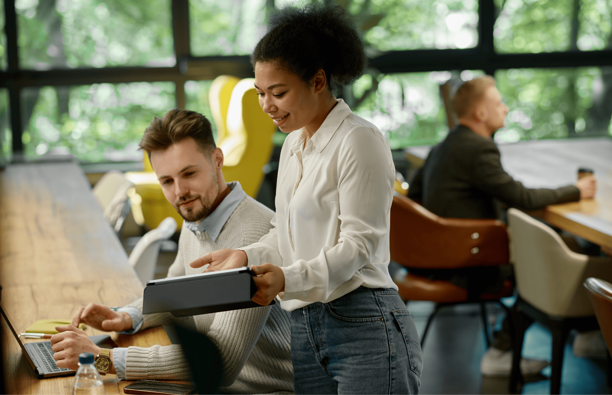 Kollegor i kontorsrum